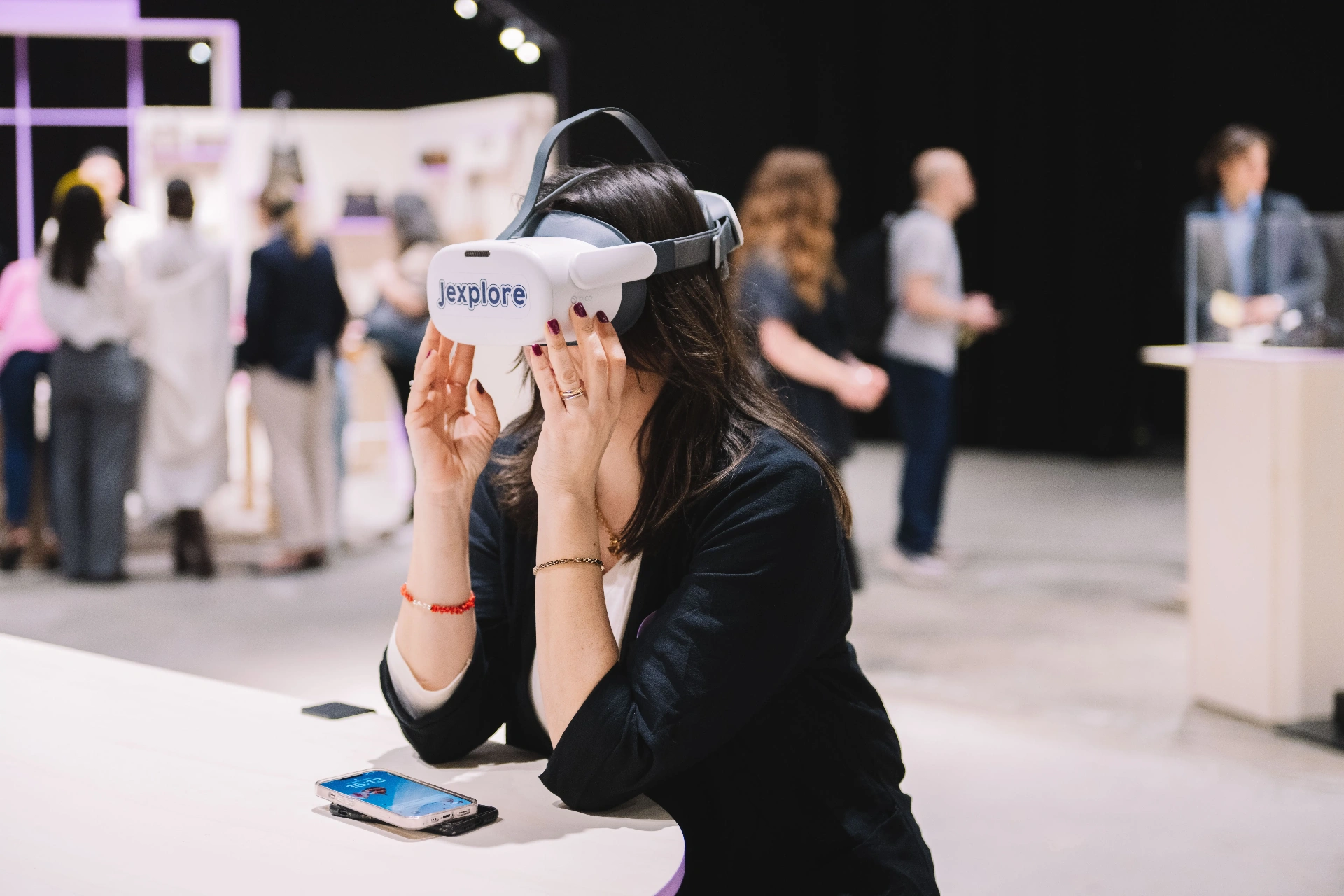 Visiteuse découvrant un métier en réalité virtuelle sur un stand Jexplore lors d'un forum